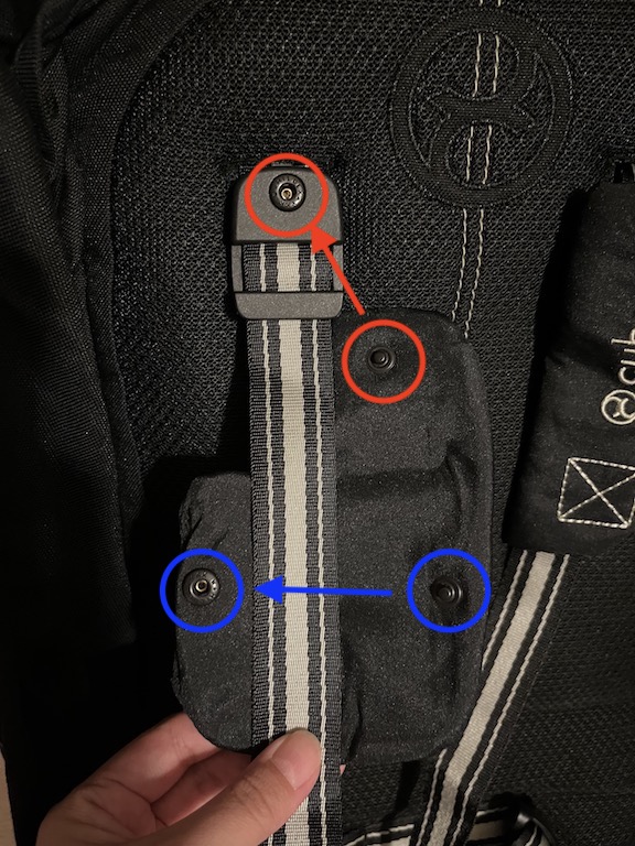 裏側にスナップボタンがついているので、片側２箇所（左右で４箇所）スナップボタンを留めるとベルトパットが固定されます。